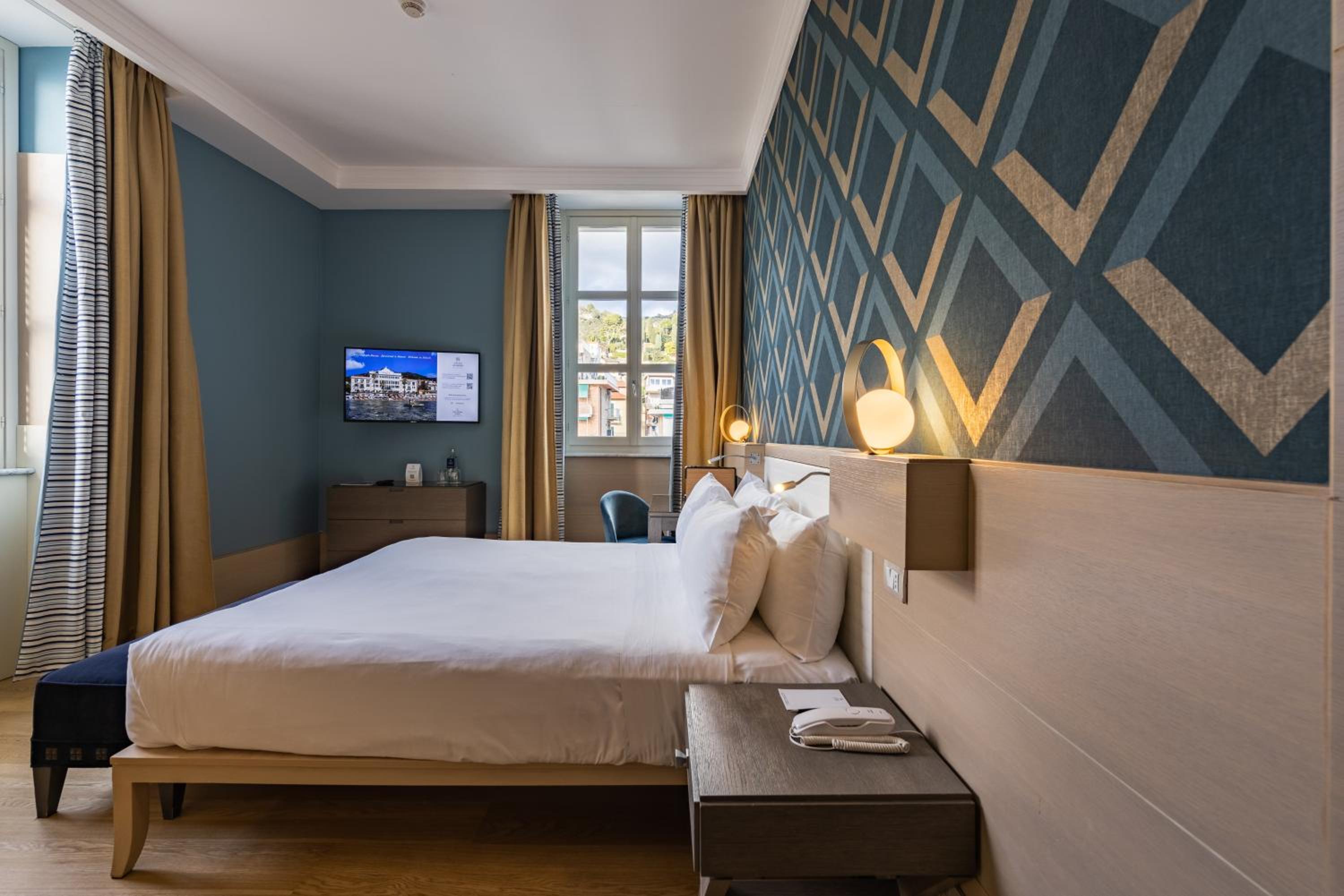 Room, Double or Twin Bed, Lateral Side Sea View