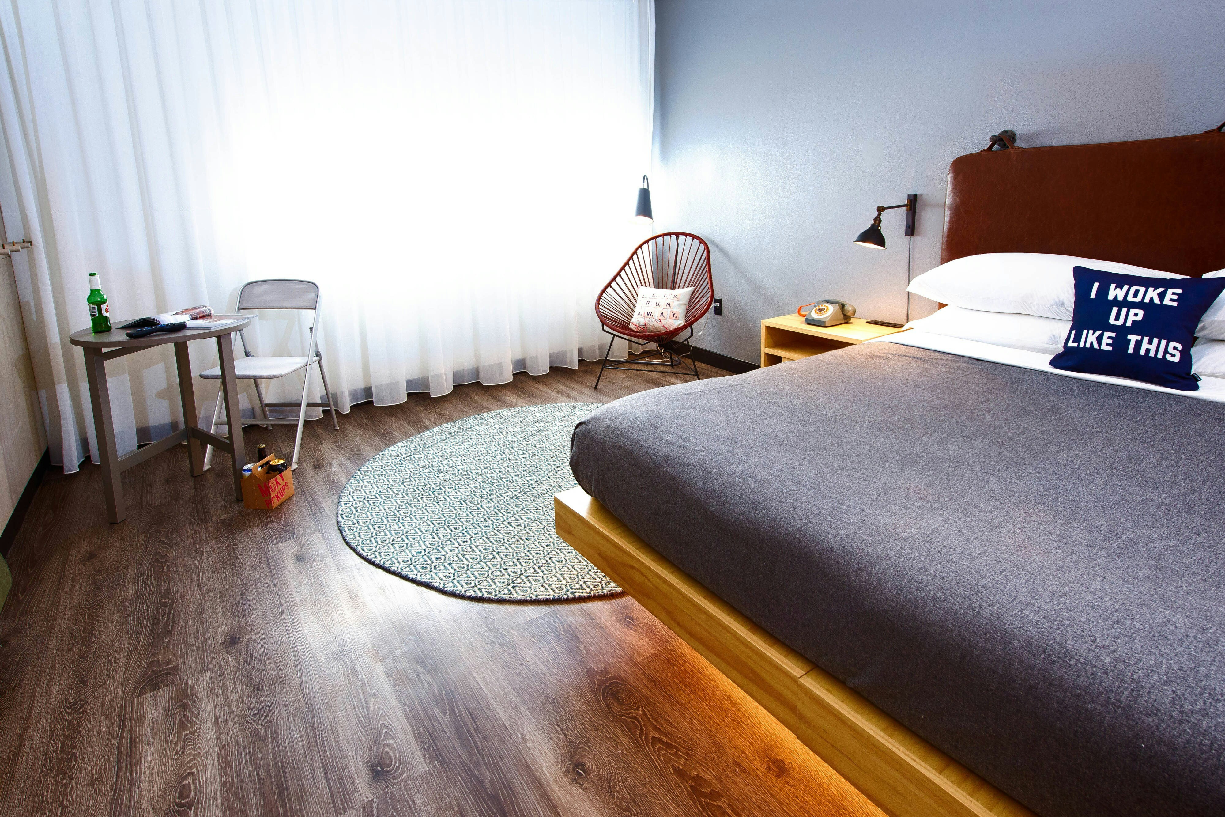 غرفة بسرير كينج، Moxy New Orleans Downtown French Quarter Area 4/8