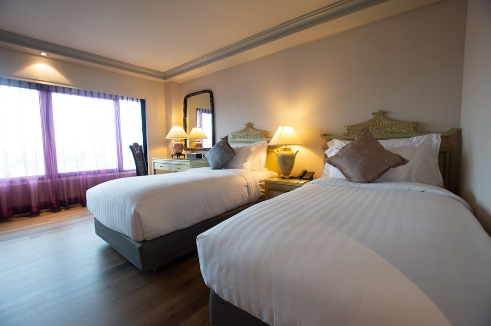 Princess, 2 Bedrooms, Suite, King and Twin Beds, River View