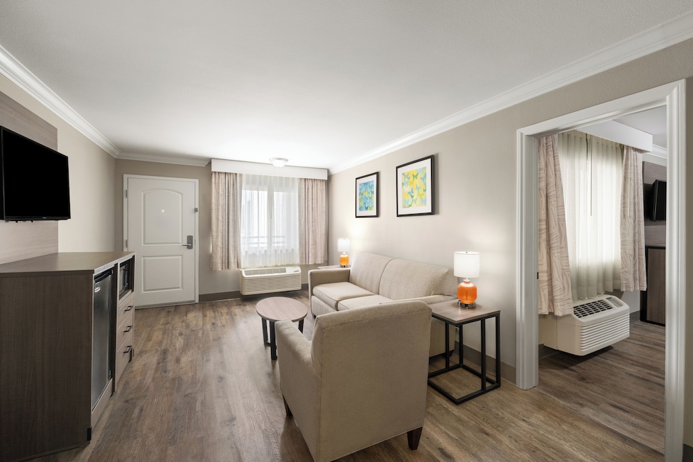 Solara Inn and Suites 18/33