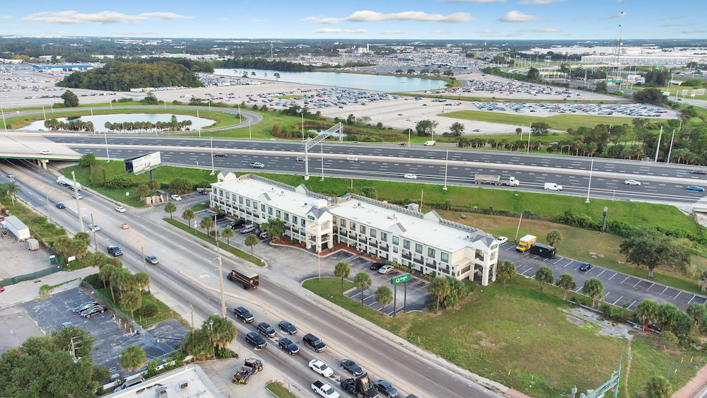 Super 8 by Wyndham Orlando Near Florida Mall 42/54