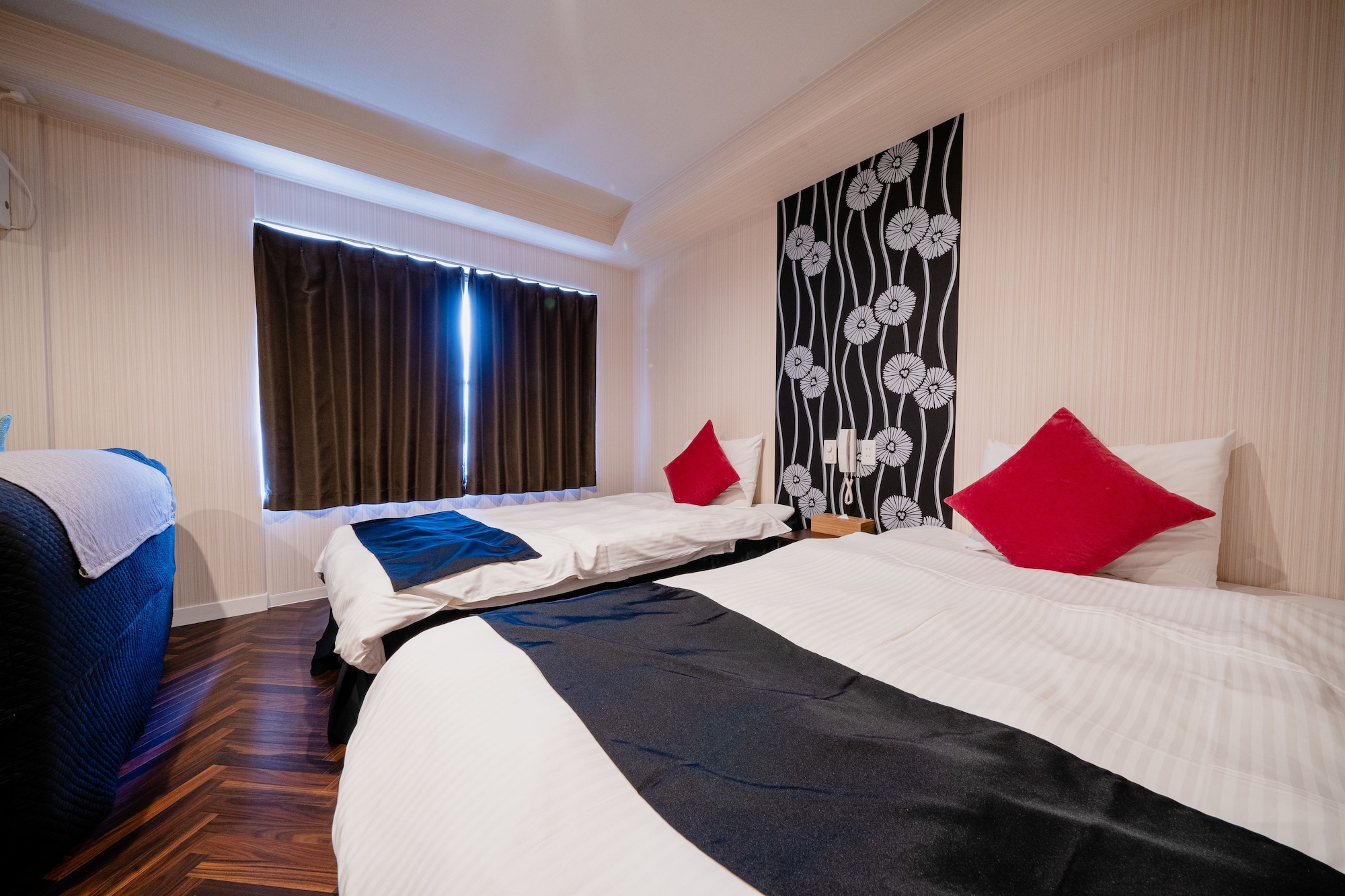 DELUXE, TWIN BEDS