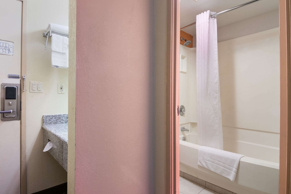 Rodeway Inn Wormleysburg - Harrisburg 15/35