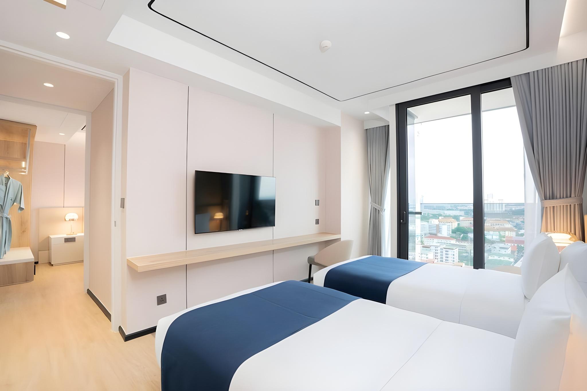2 Bedrooms, Family Suite, Single Bed