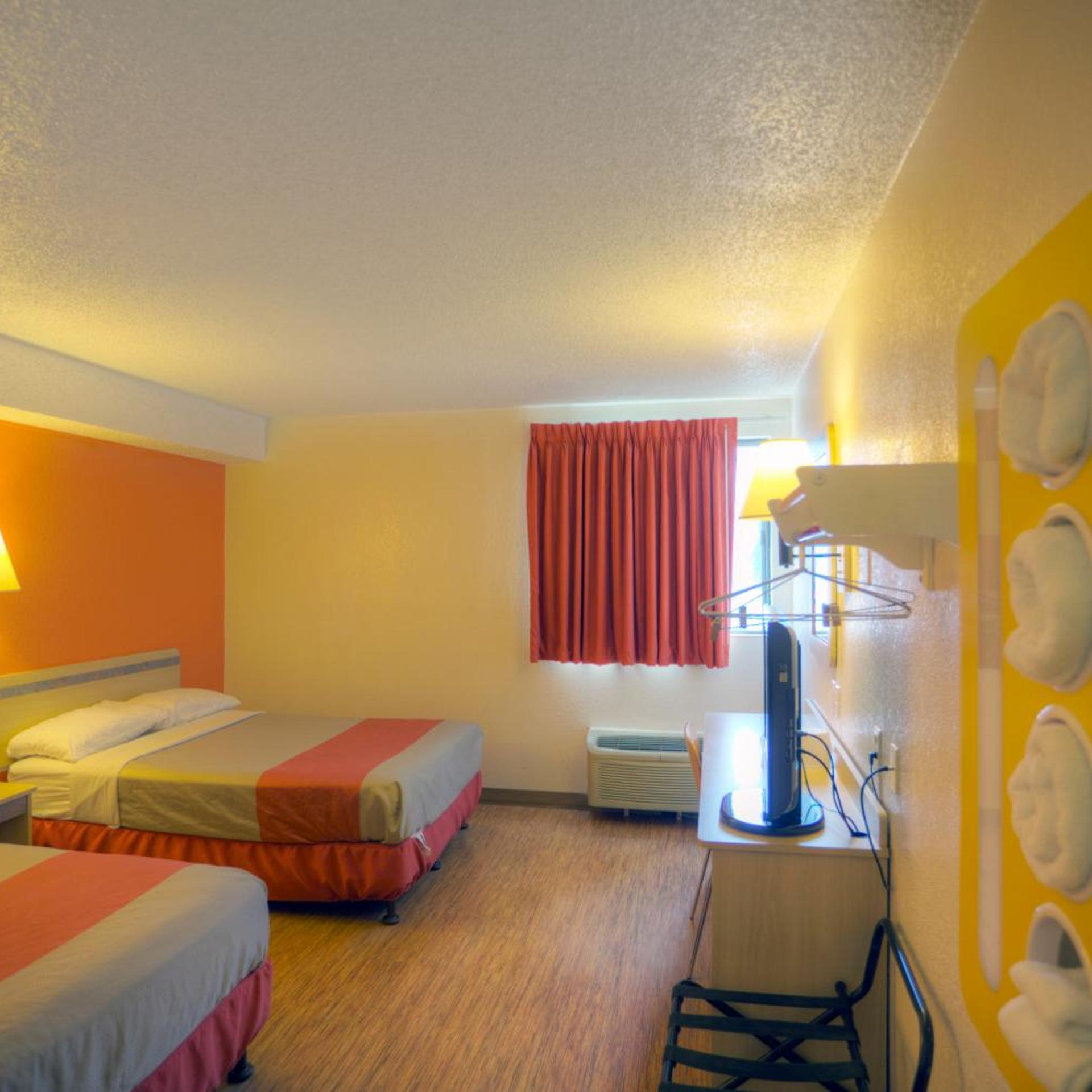 2 Queen Beds - Hearing Accessible, Non-Smoking, Motel6 Council Bluffs, IA - Omaha East 4/10