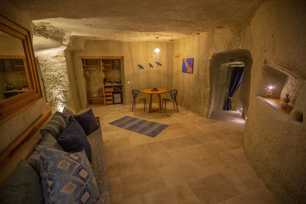 Azure Cave Suites 38/50