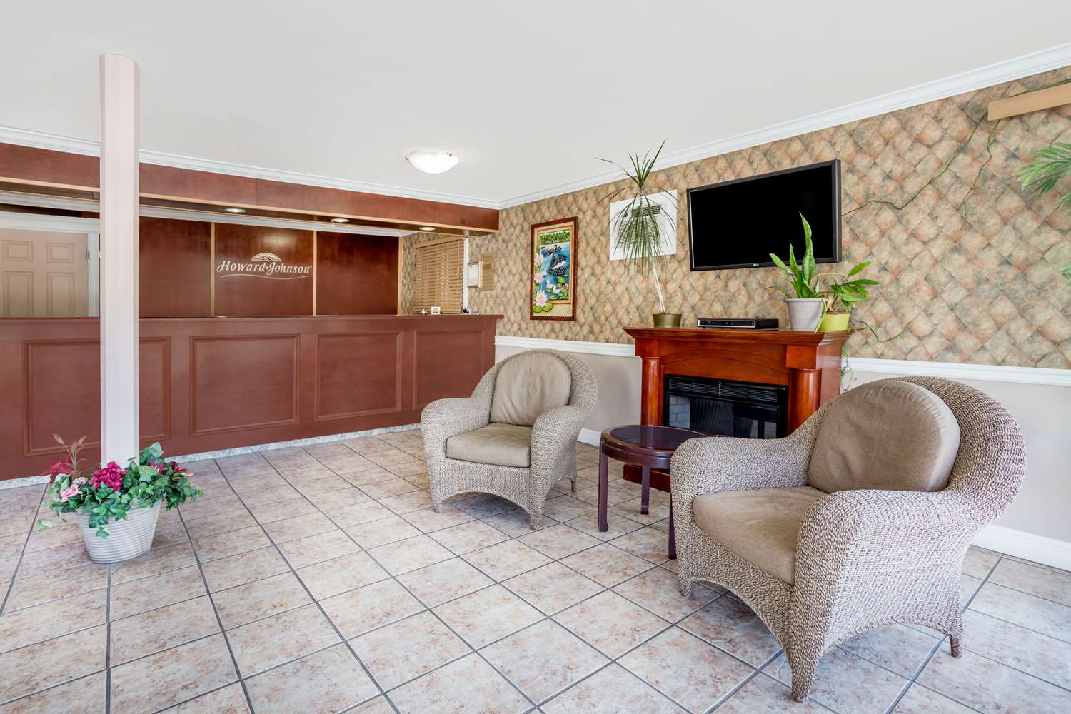 Howard Johnson By Wyndham Downtown Kamloops 24/33