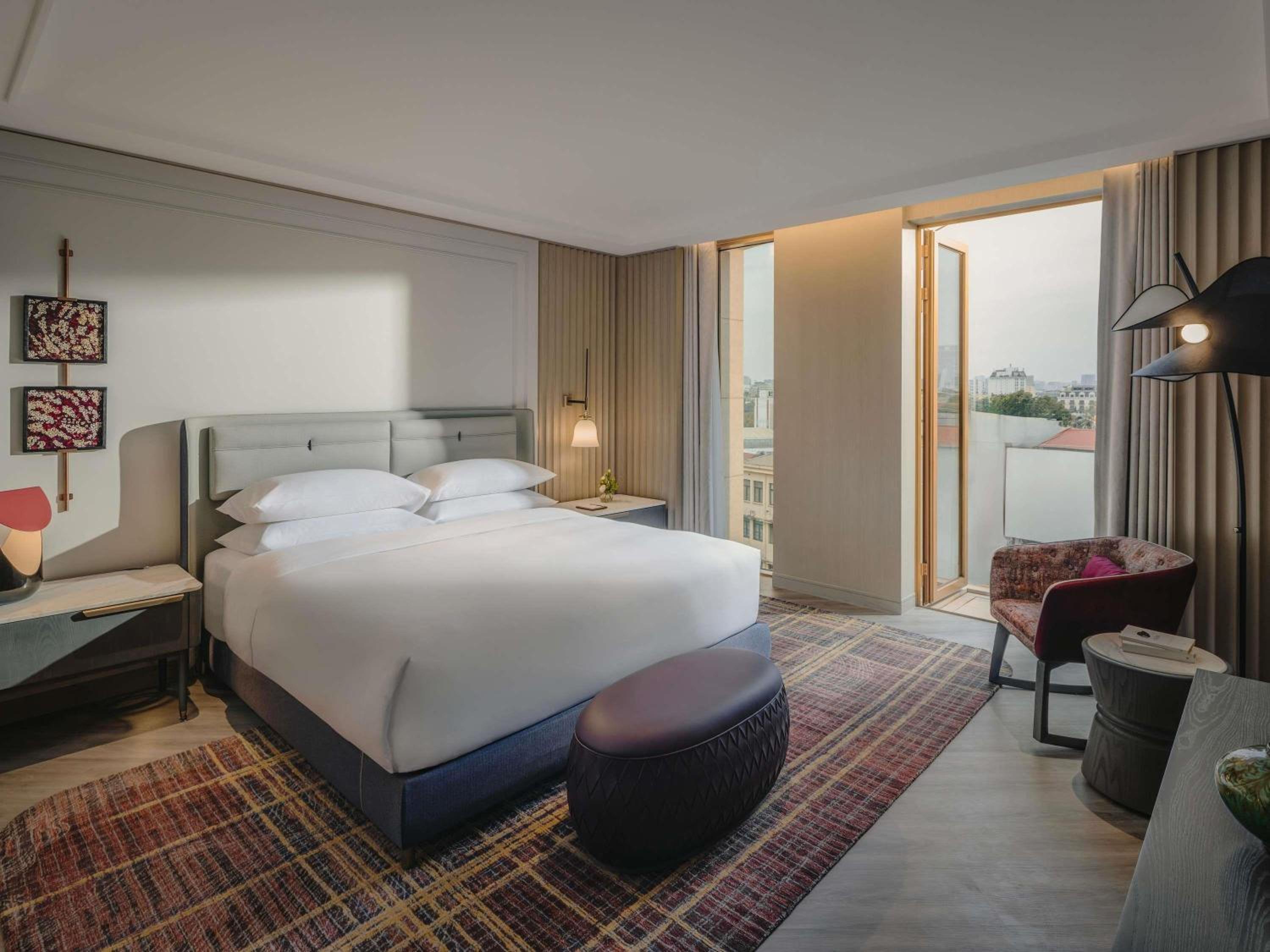 1 Bedroom, Signature, Gold, Suite, King Bed, King and Twin Beds, Lounge Access, High Floor