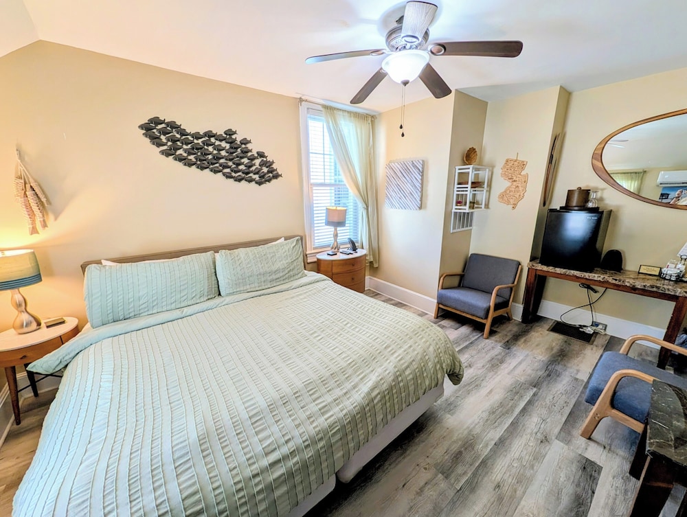 Room, King Bed, Private Bathroom, with Pool
