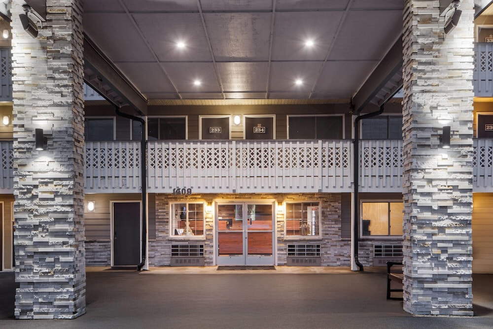 Basecamp Puyallup a Travelodge by Wyndham 1/50