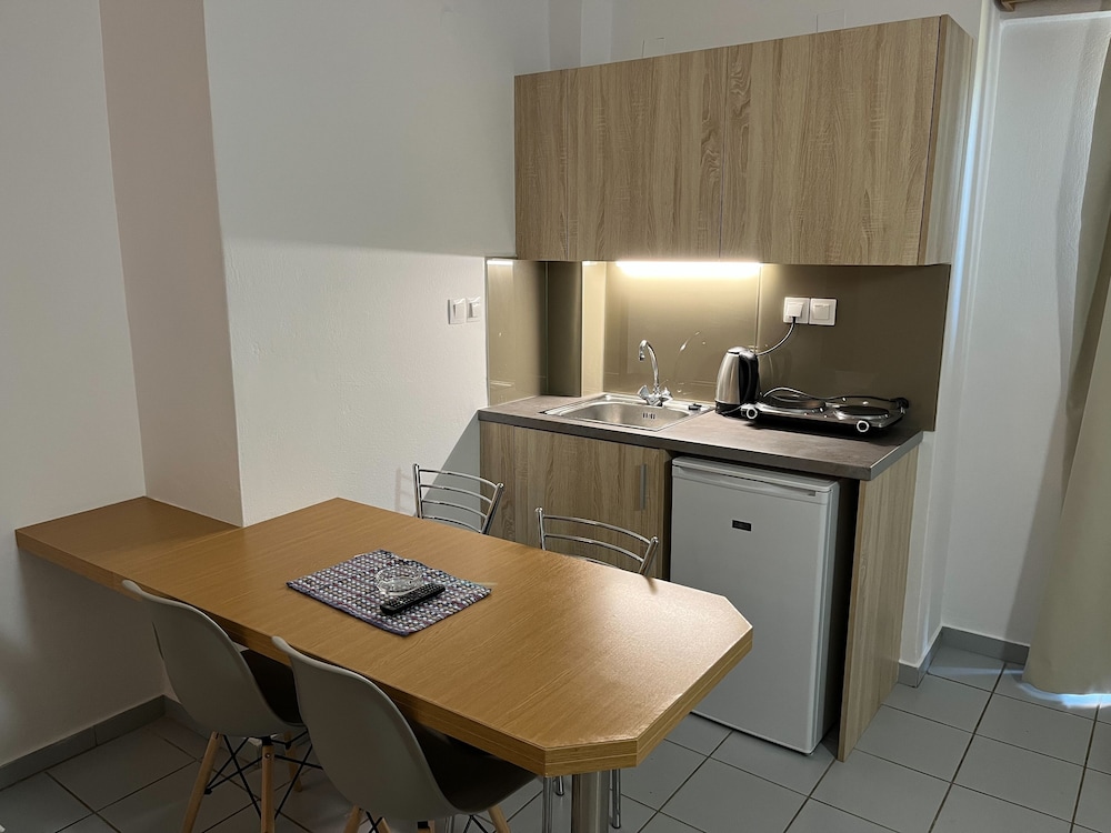 Acropolis Apartments 16/18