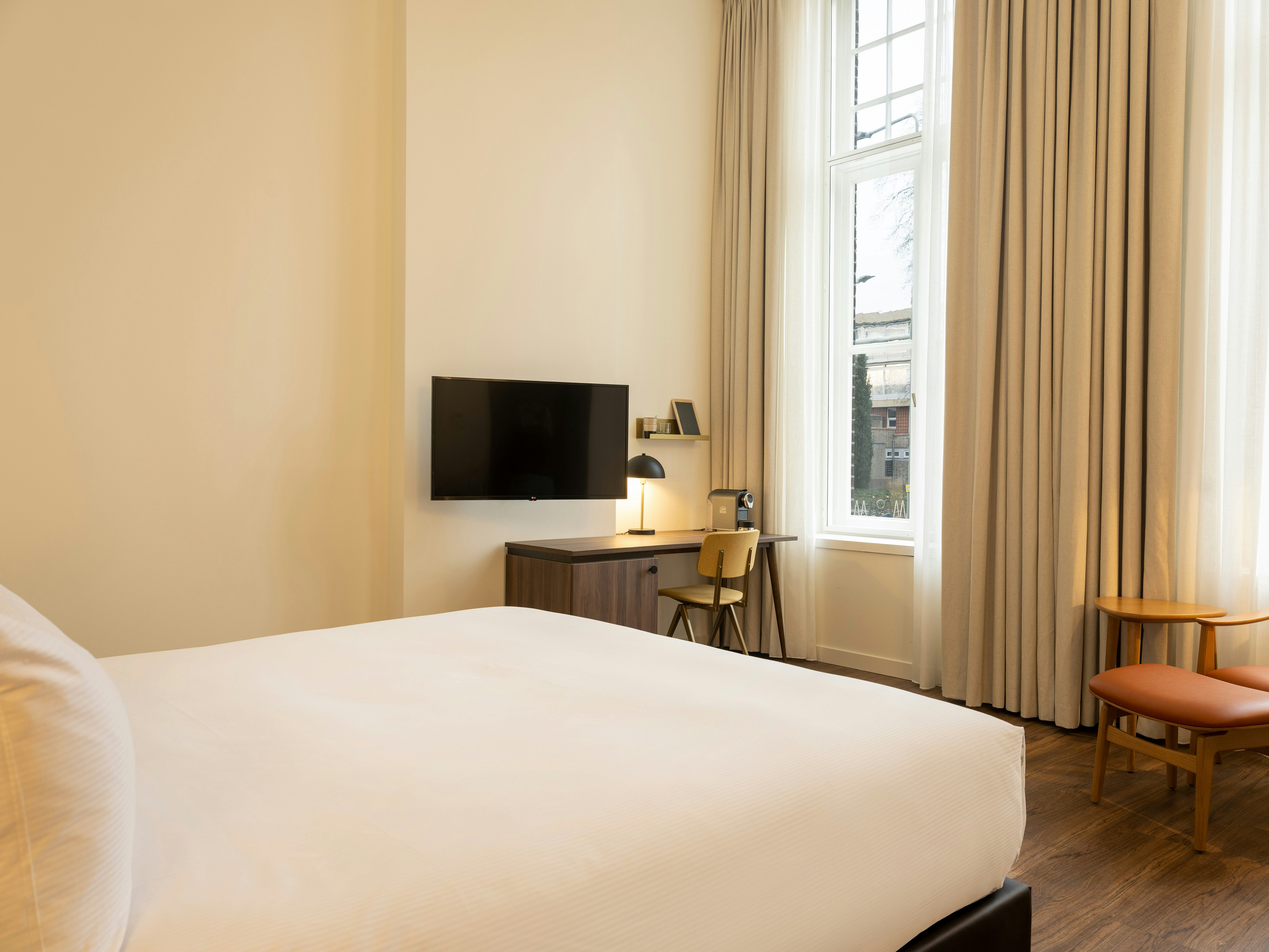 GUEST ROOM, KING BED