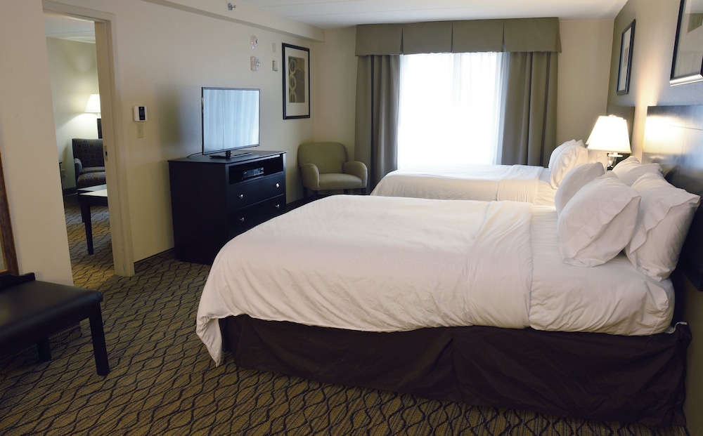 Holiday Inn Express Suites Milford 17/50