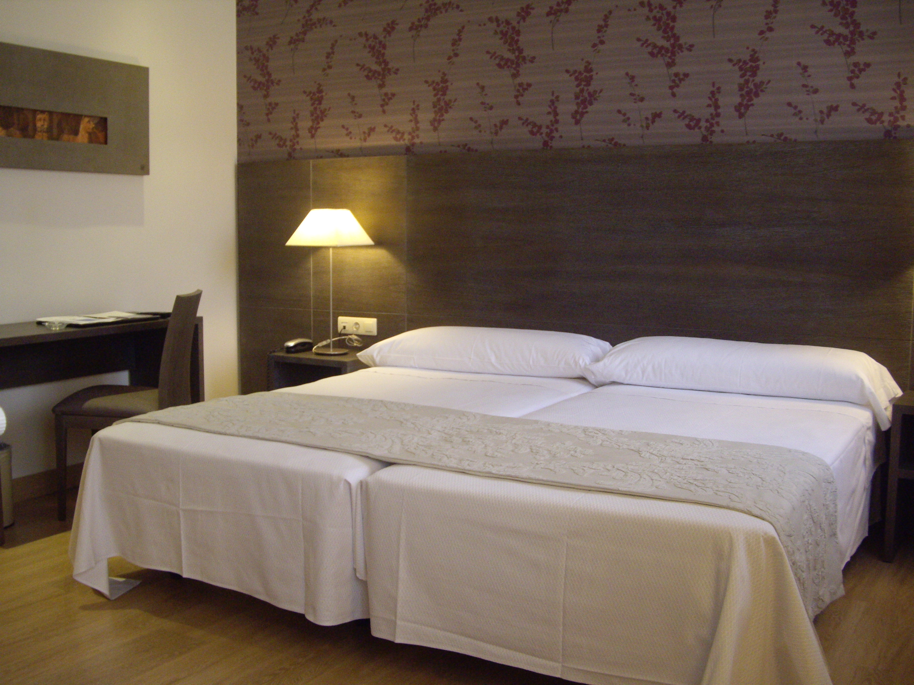 ROOM, DOUBLE BED