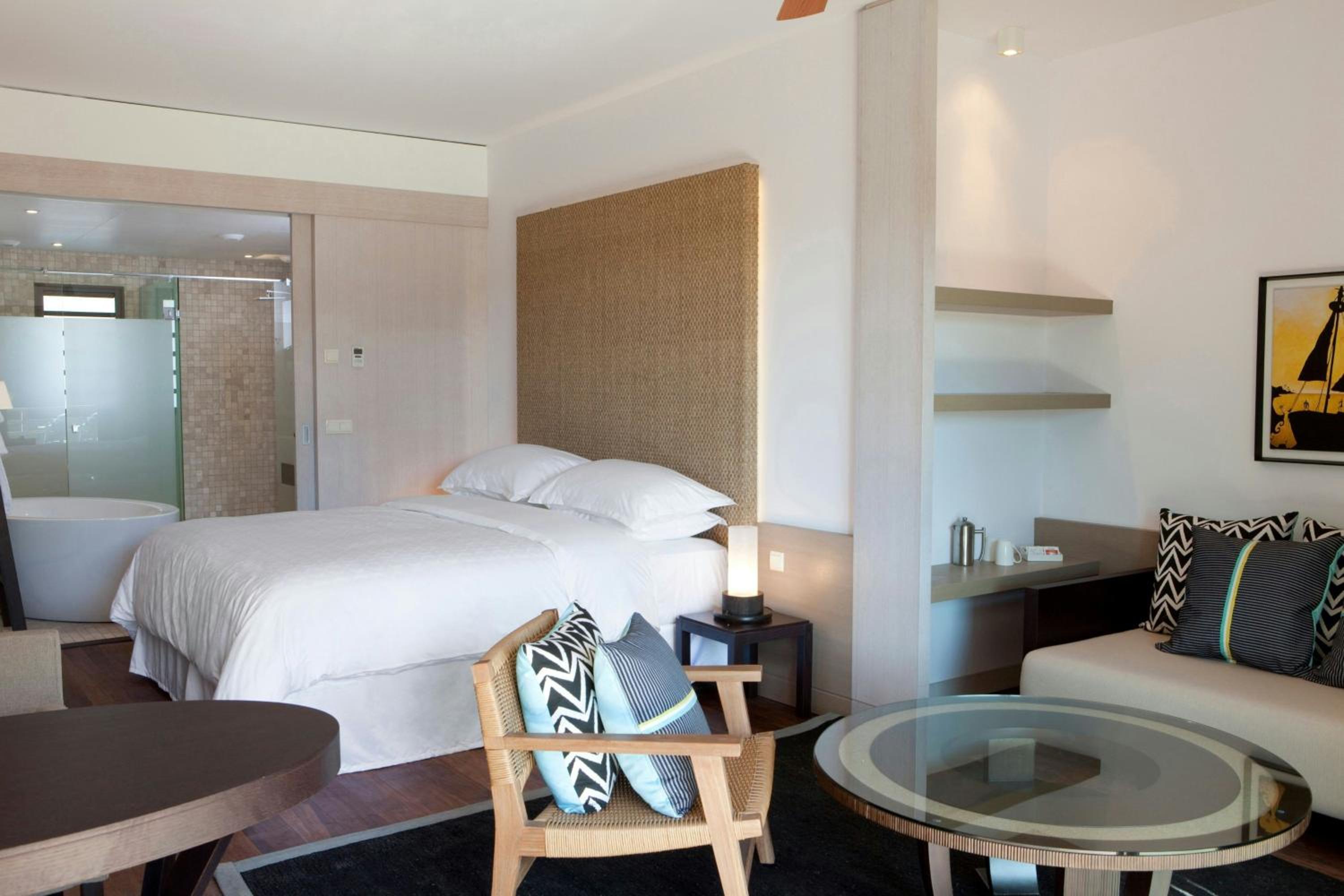 غرفة كبيرة بسرير كينج بإطلالة على الحديقة بشرفة مع أريكة، Sheraton New Caledonia Deva Resort & Spa 4/7