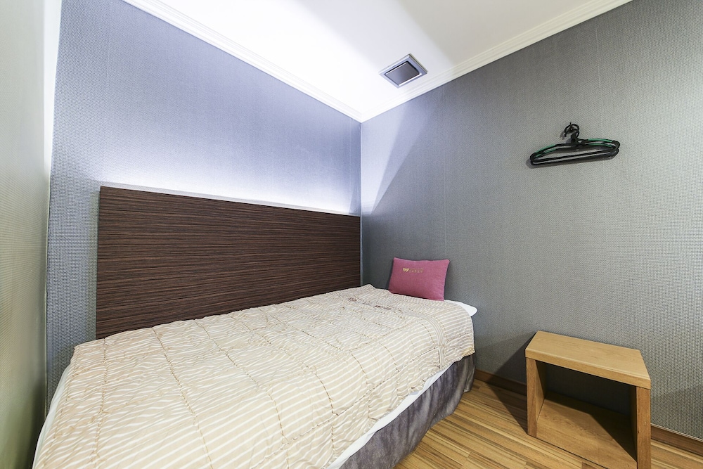 Central Hotel 19/46