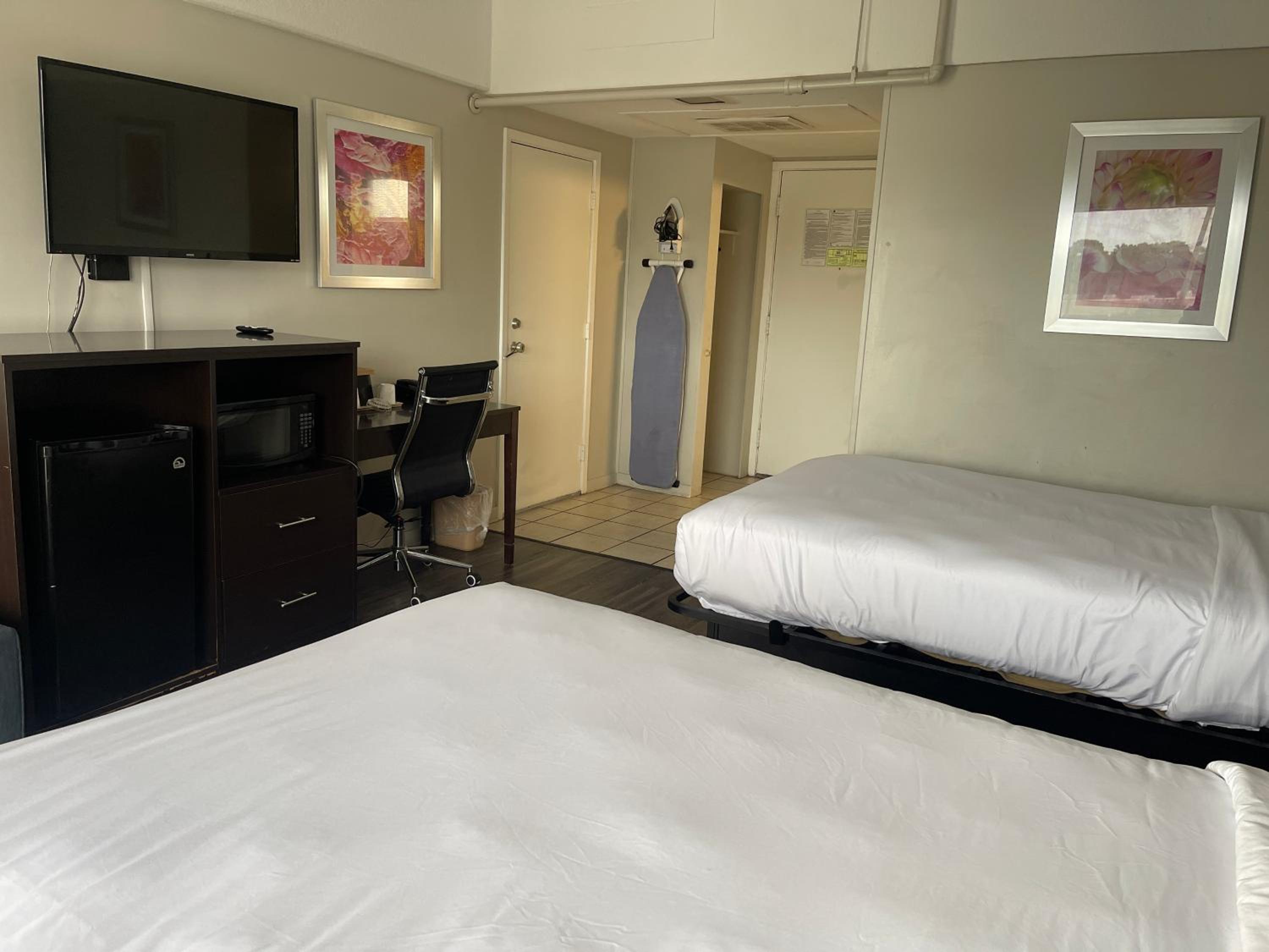 ROOM, QUADRUPLE