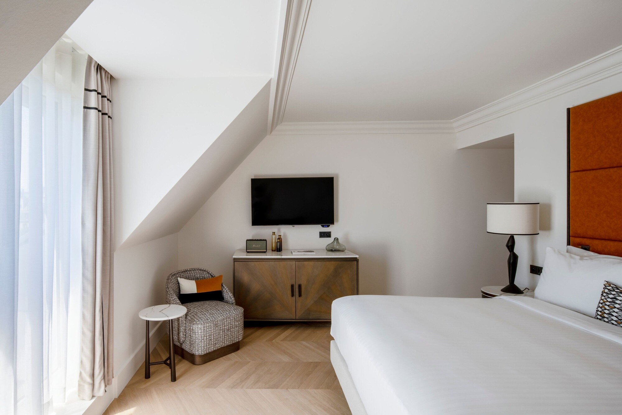 DELUXE, KING BED