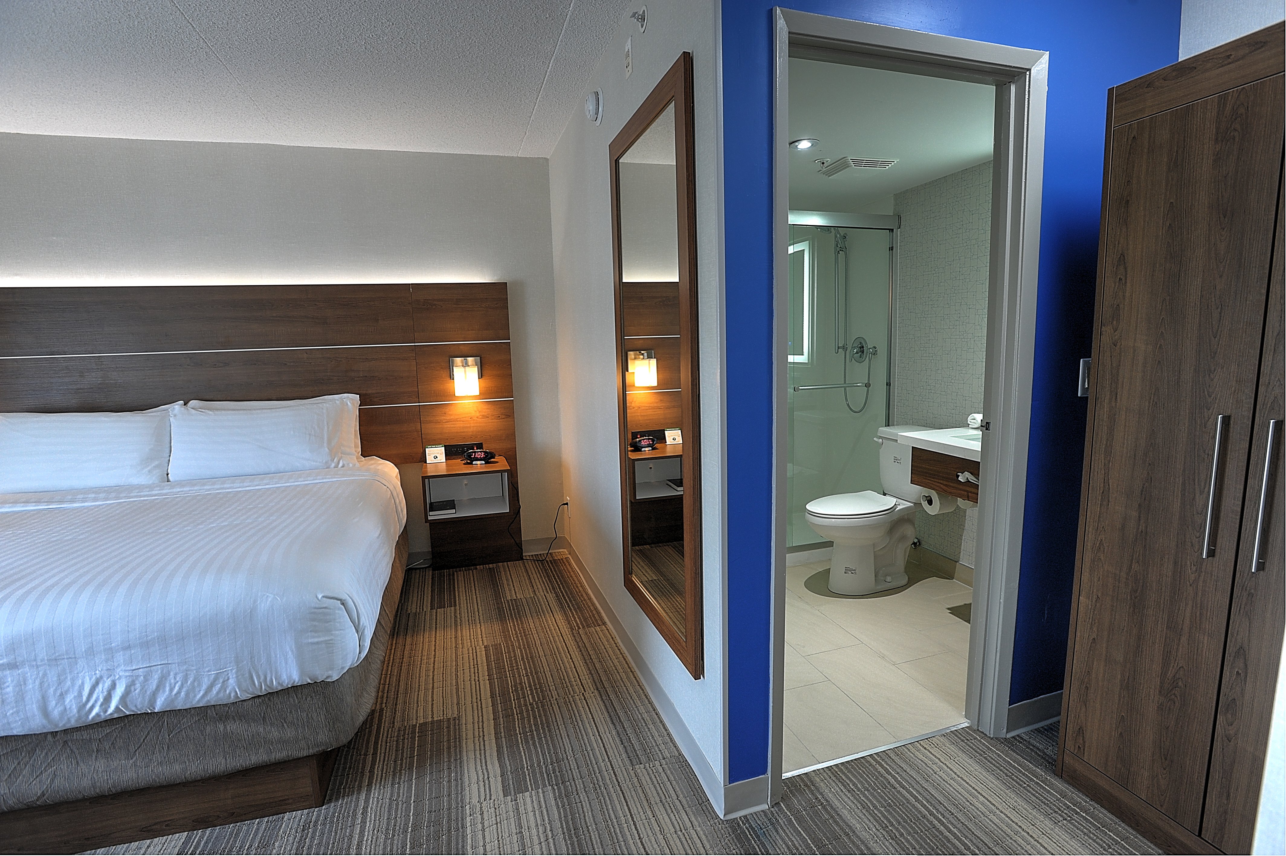 Holiday Inn Express Suites Toronto Airport West 26/55