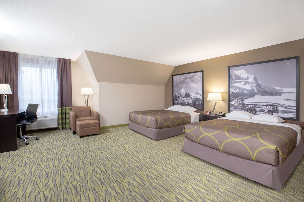 DELUXE, 2 QUEEN BEDS