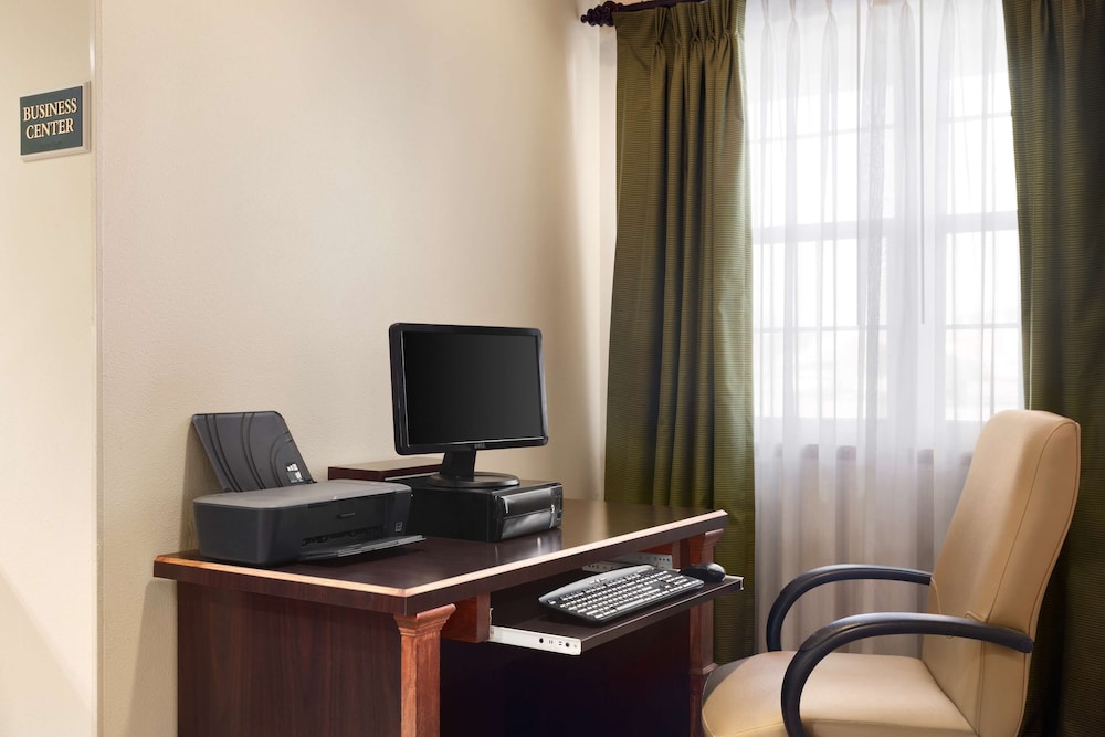 Country Inn & Suites By Radisson Kearney NE 31/37