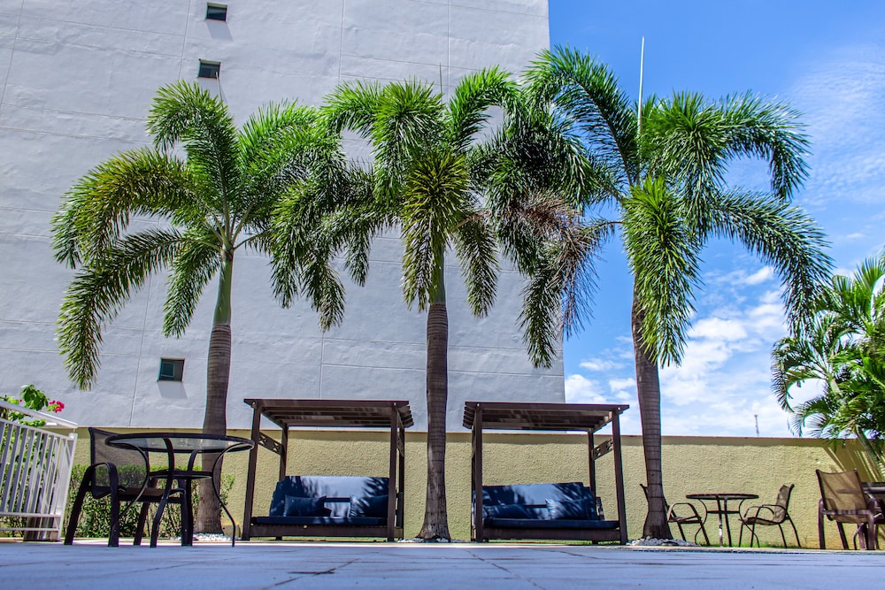 Delmond Hotel 6/70