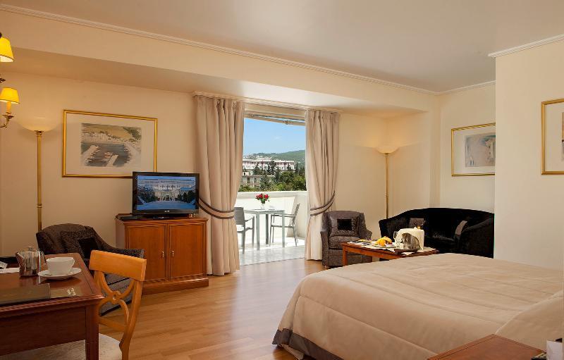 Deluxe, Single, 2 Double Beds