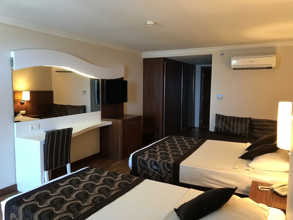 Throne Beach Resort and Spa 20/50