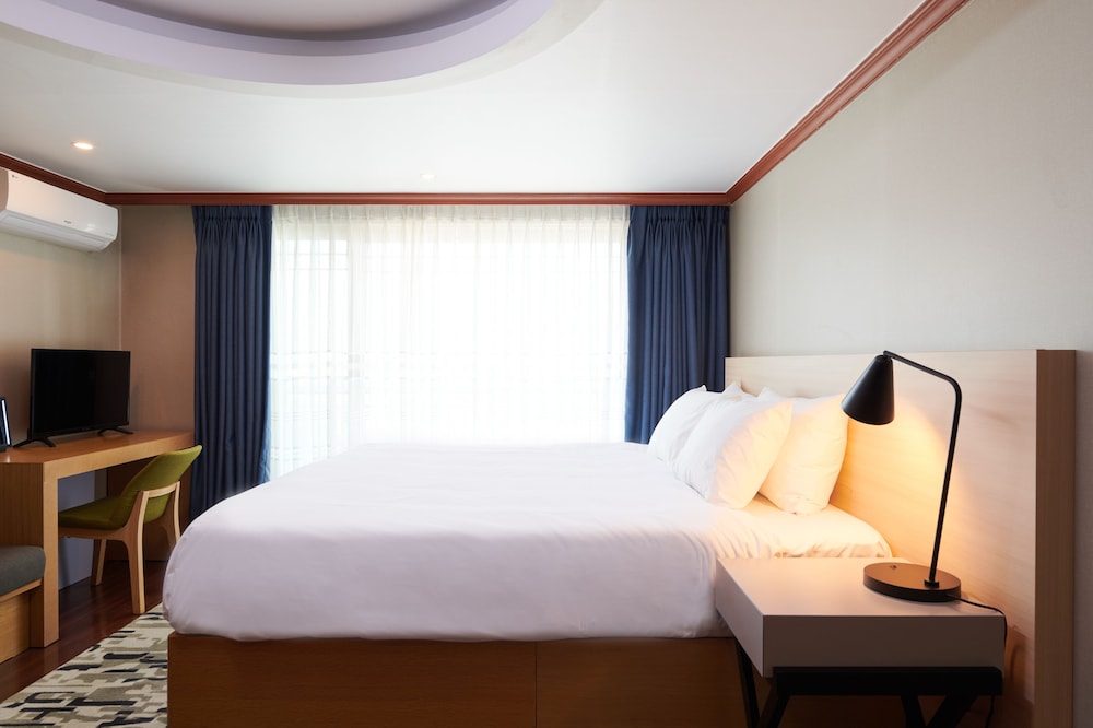1 BEDROOM, DELUXE, DOUBLE BED, PARTIAL OCEAN VIEW