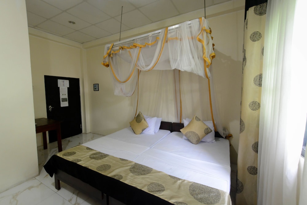 STANDARD, QUEEN BED