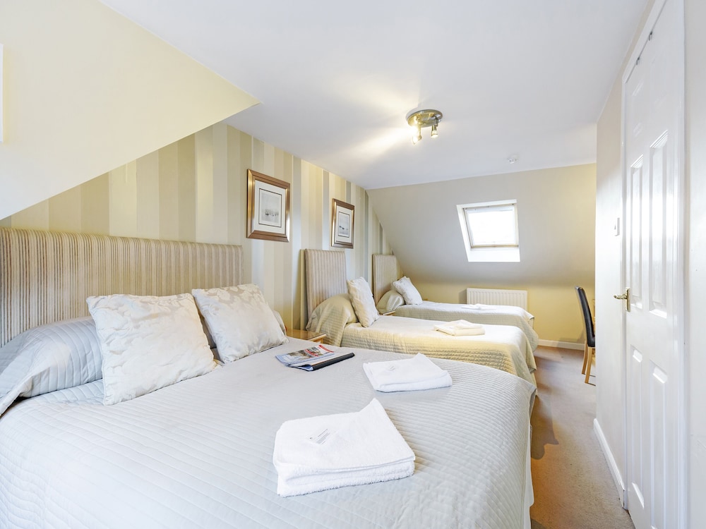 STANDARD, QUADRUPLE, 2 DOUBLE BEDS