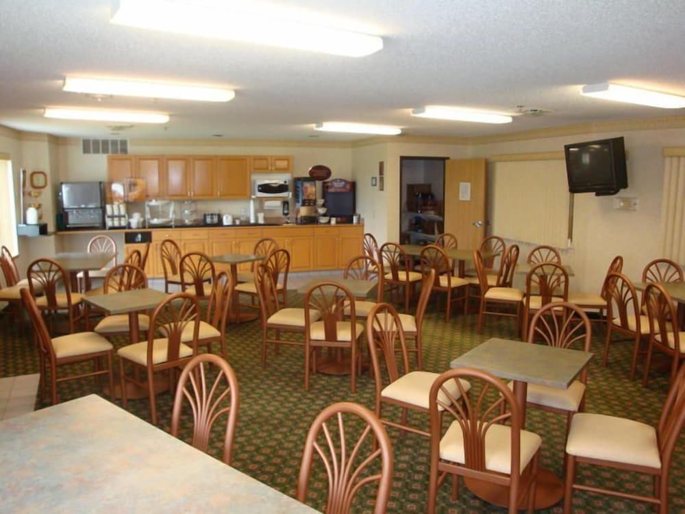 Syracuse Inn & Suites 17/22