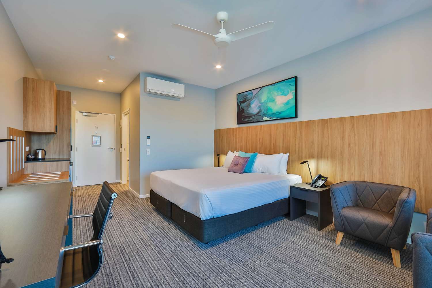 Best Western Plus North Lakes Hotel 16/50