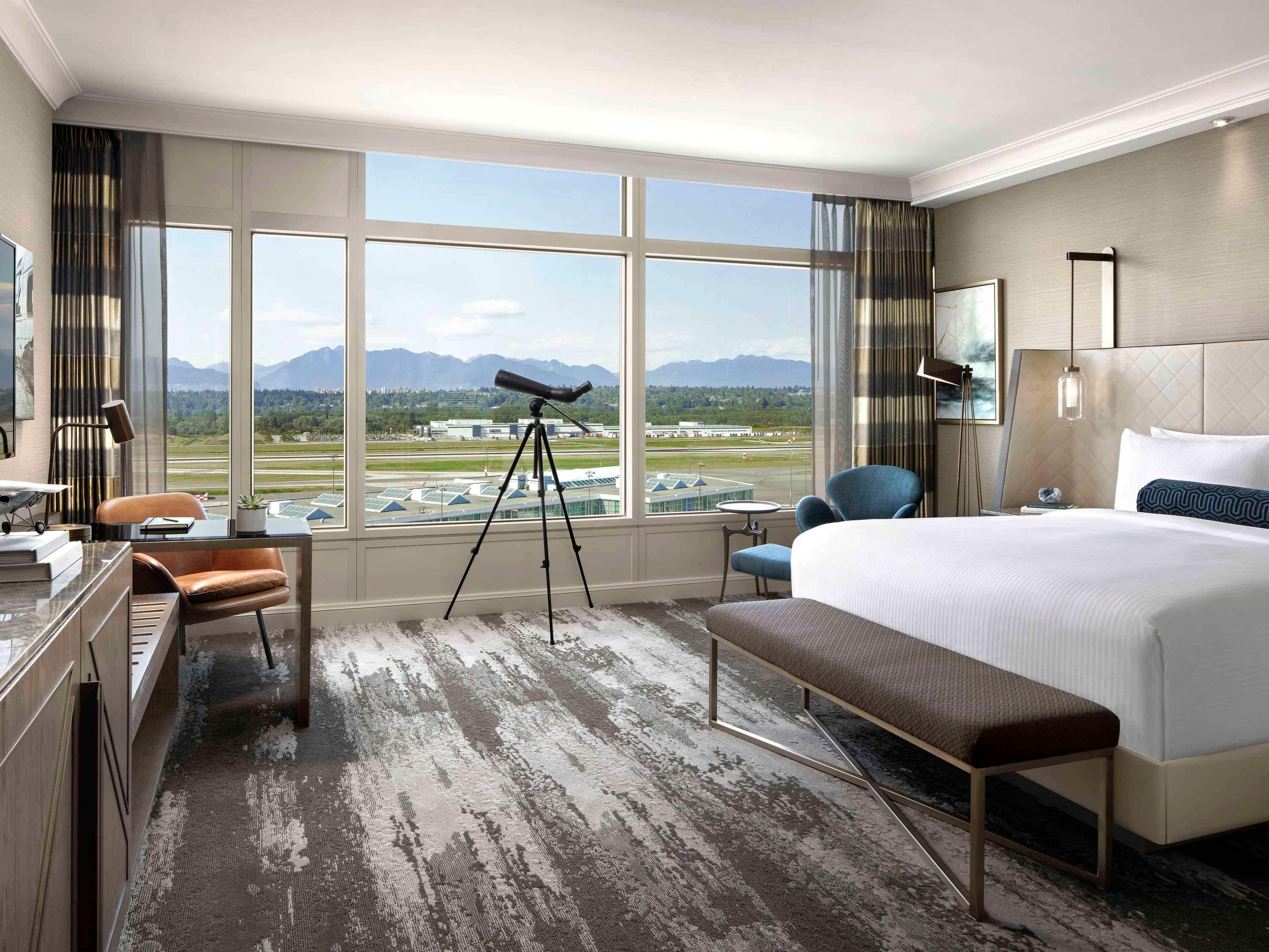 Fairmont Gold, Open Plan, Junior Suite, King Bed, Sofa, Lounge Access