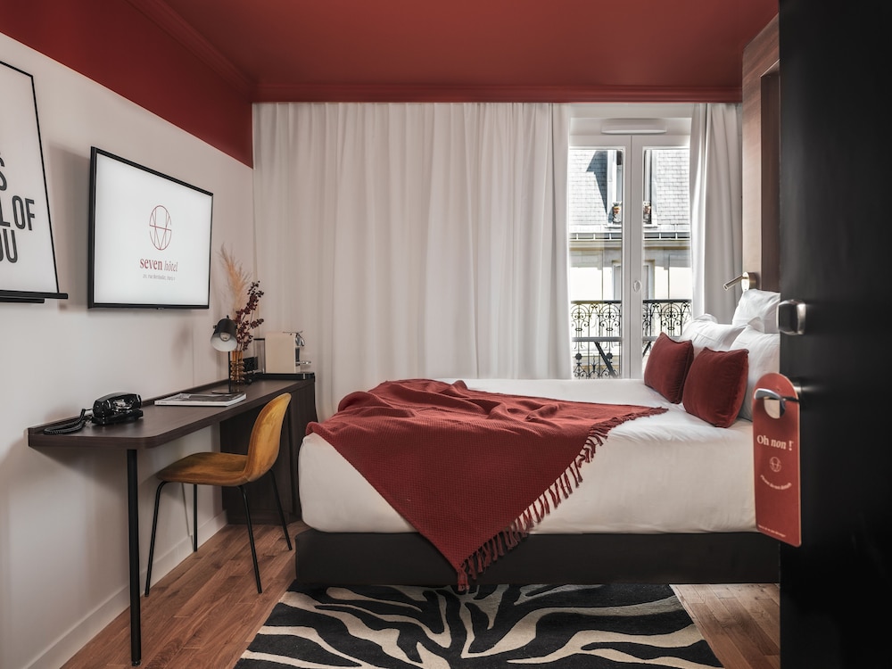 Hotel Seven 22/77