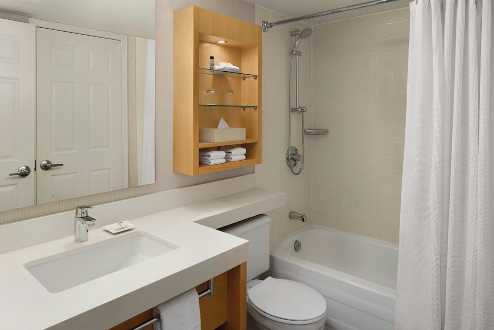 جناح بسرير كينج بشرفة بغرفة نوم واحدة مع أريكة، Delta Whistler Village Suites 4/6
