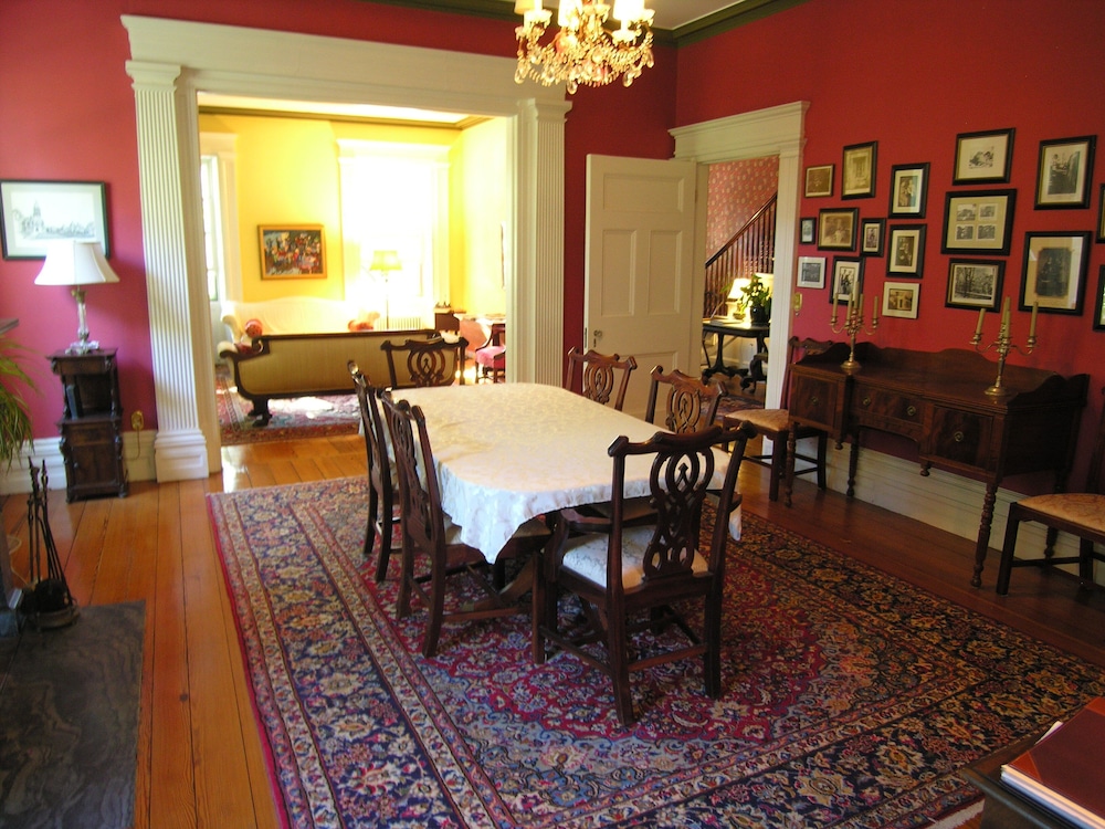 Delano Homestead Bed & Breakfast 48/64