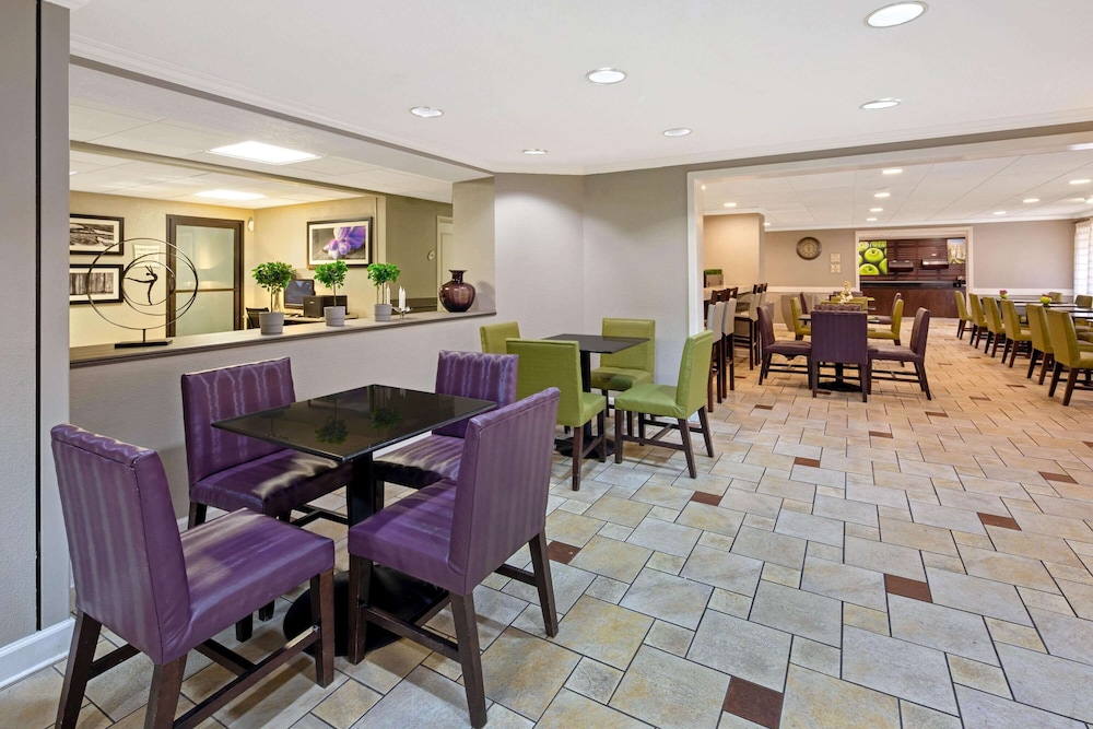 La Quinta Inn & Suites by Wyndham Miami Airport East 43/52