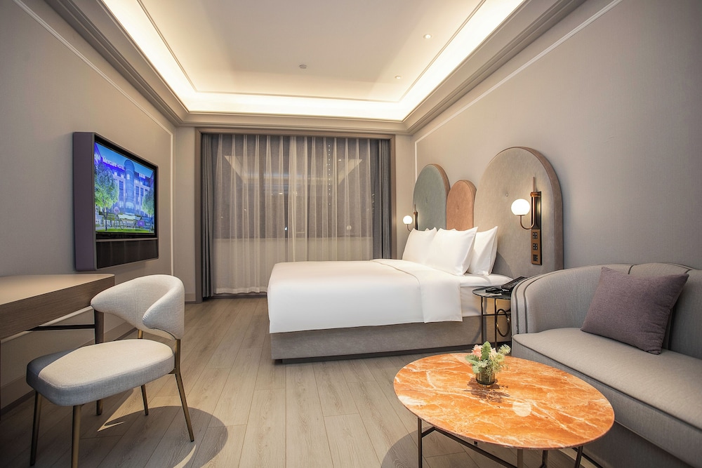 Mercure Changchun Ziyou Road Dahua 23/29