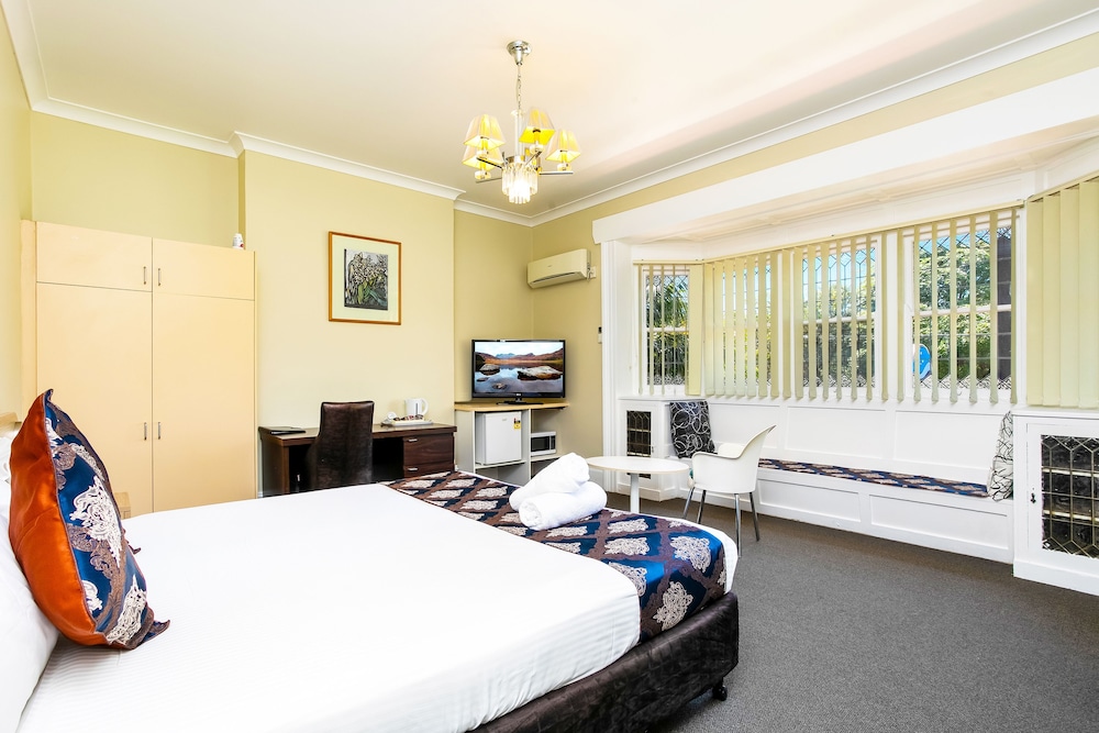 DELUXE, KING BED