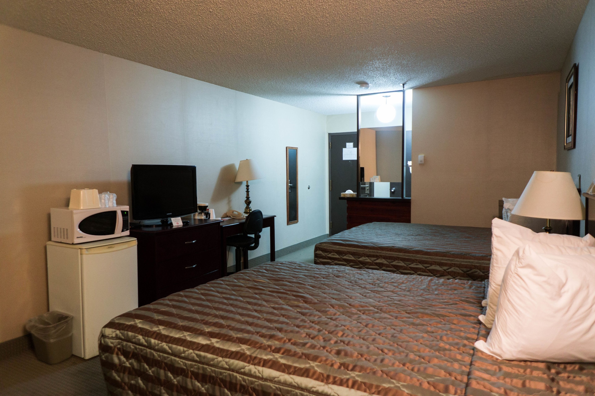 غرفة قياسية بسريرين كوين، Econo Lodge Lloydminster 5/10