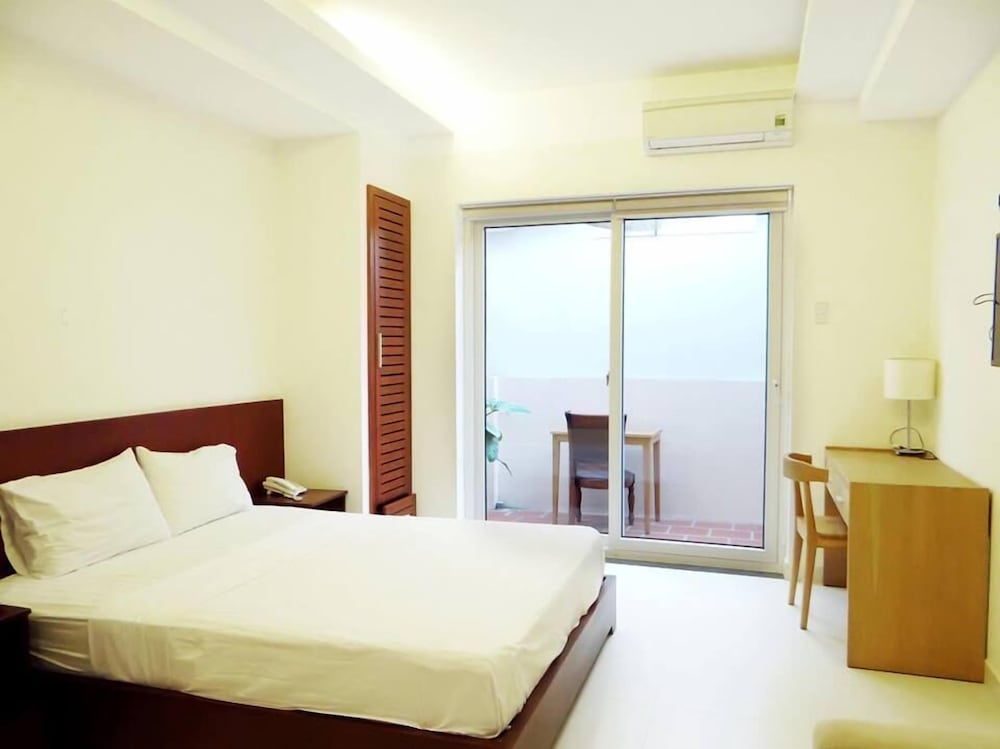 ROOM, DOUBLE BED