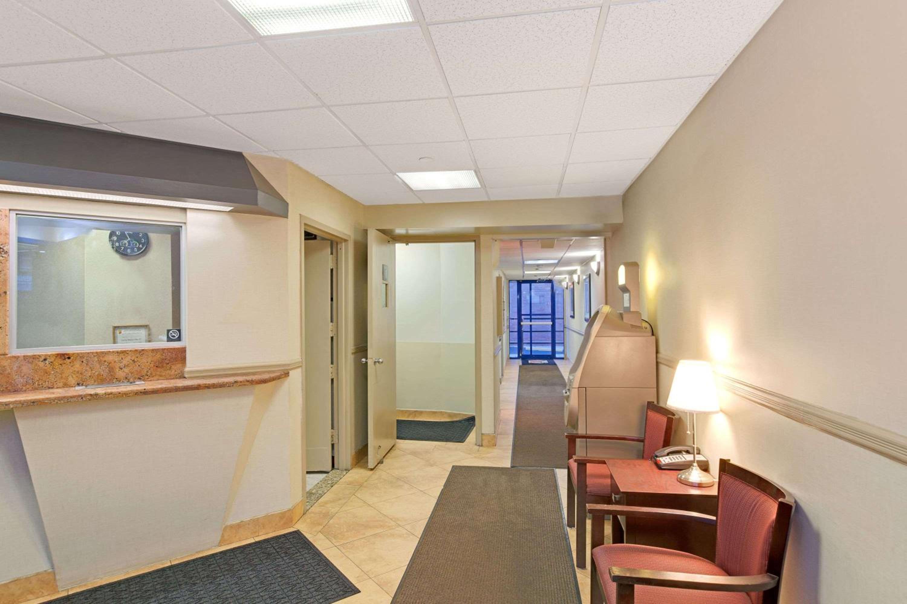 Super 8 by Wyndham Long Island City LGA Hotel 19/26