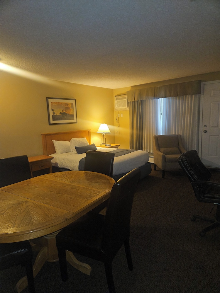 Travelodge by Wyndham Edson 2409079 Alberta Ltd. 44/53