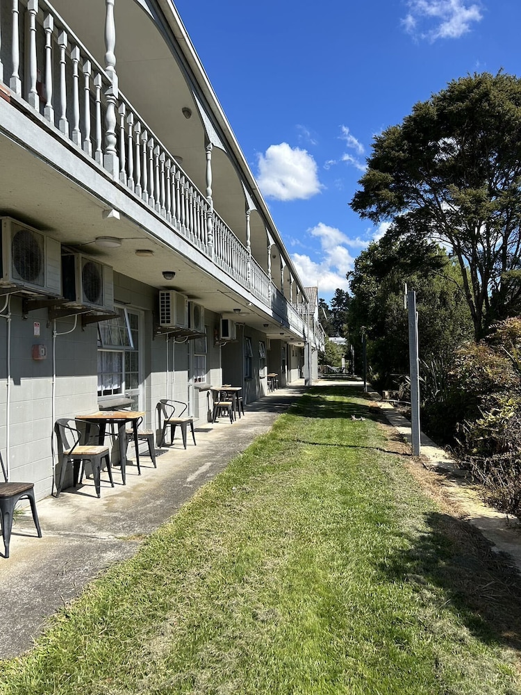 Tudor Motor Lodge 45/47