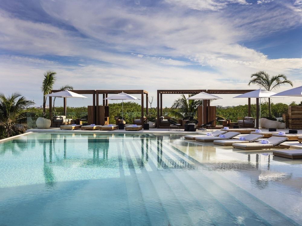 SLS Cancun 69/72