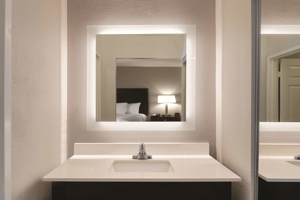 La Quinta Inn & Suites by Wyndham Atlanta Airport South 9/47