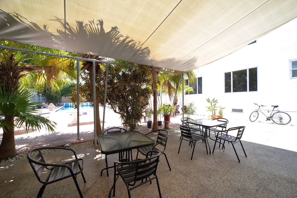 Tropics Hotel And Hostels 36/49