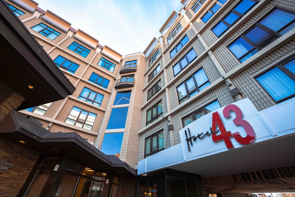 Hotel 43 2/60