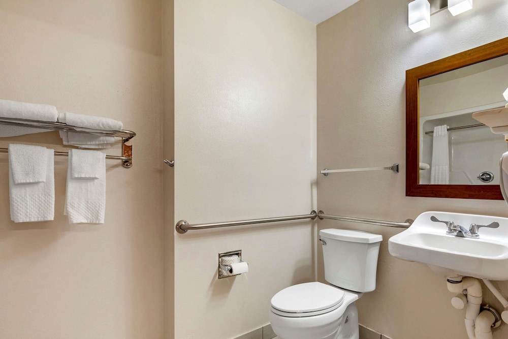 MainStay Suites Dubuque at Hwy 20 21/36